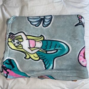 Warm and Snuggly Super Soft Blanket